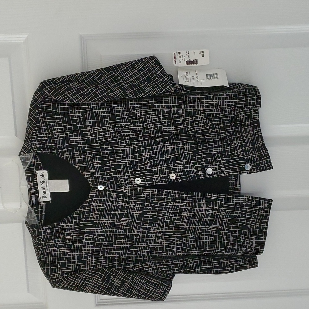 Women's short sleeve cropped jacket. Size 14. Black and white.